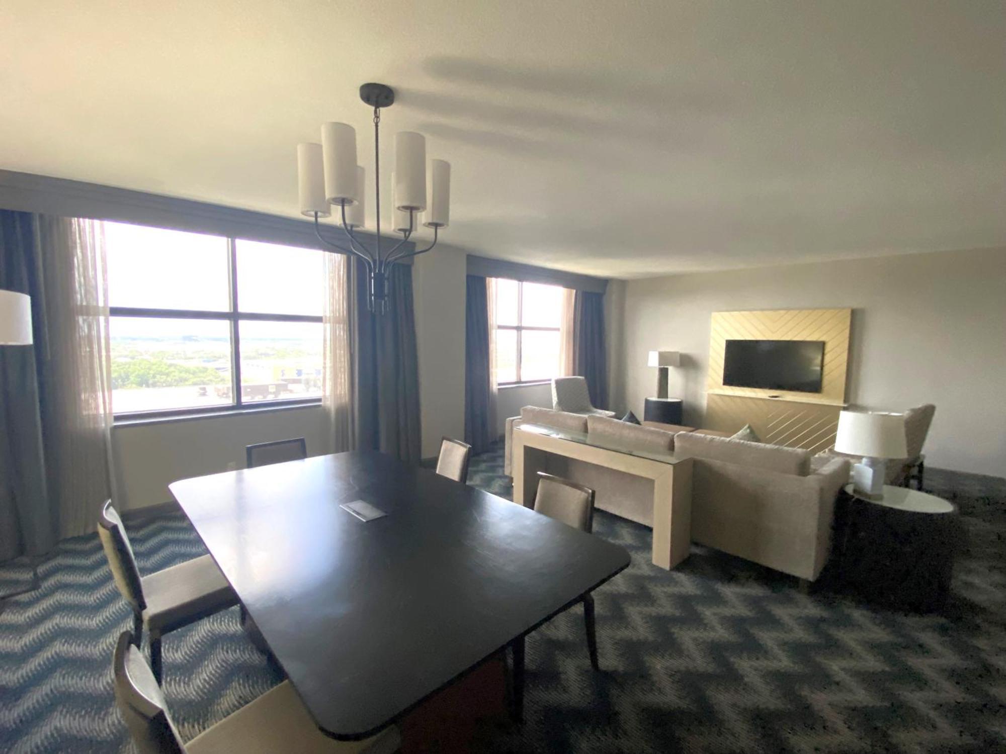 Hilton Houston North Hotel Екстериор снимка